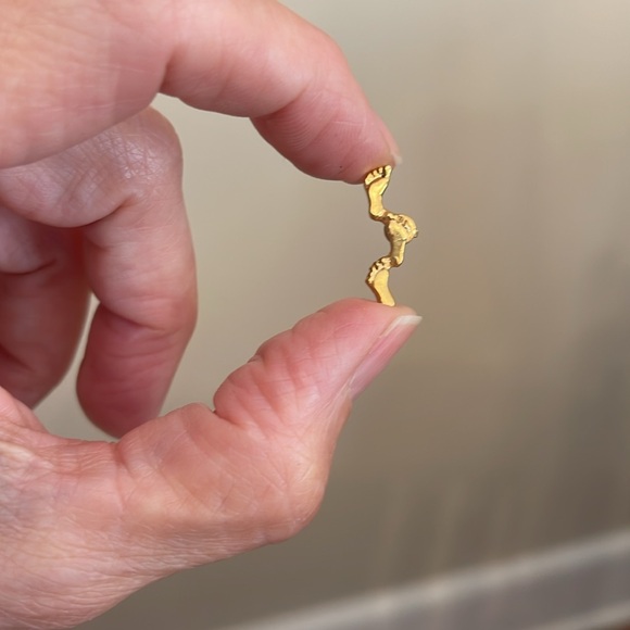 Vintage Gold-plated Foot Prints in the Sand Pin - Tie Tac - Lapel Pin - Picture 9 of 10